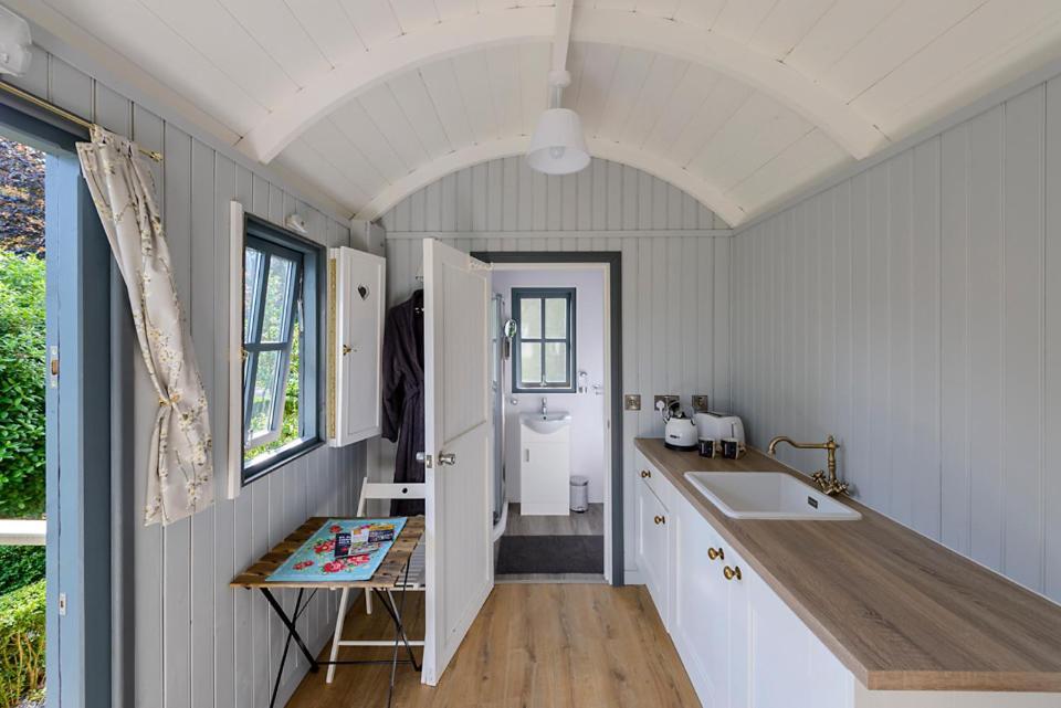 Отель Hawthorn Hut Kilkenny Glamping At Jenkinstown House Jenkinstown Park Экстерьер фото